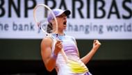 Iga Swiatek celebrates after reaching French Open QFs | Image Source: Getty